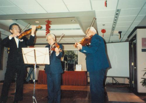 鄧昌國三兄弟演奏小提琴時情景