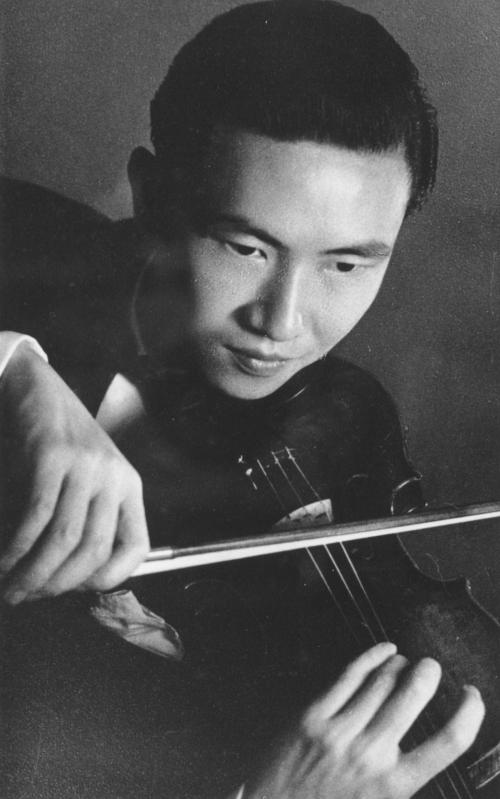 鄧昌國拉奏小提琴的神情