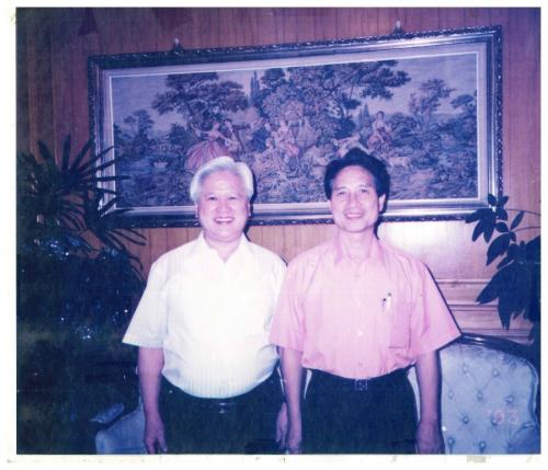 陳功雄（左）與兒童讀經教育創始人王財貴博士（右）合影