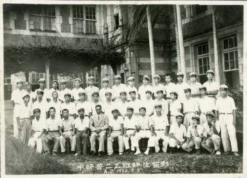 林順賢（最後排右1）與臺中師範普二乙班師生合影（1950年7月7日）