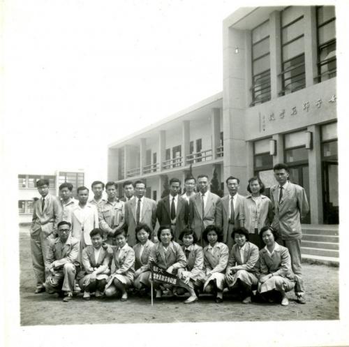 林順賢（第2排右5）同師大音樂系（由張錦鴻老師領隊）教育參觀團參訪高雄女子師範學校（1957年4月）