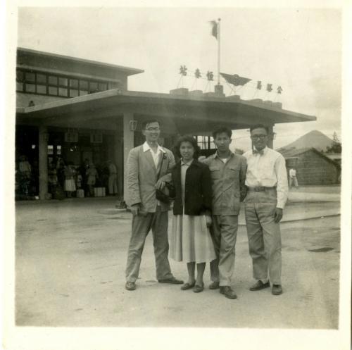 林順賢（左1）同詹淑姿女士（左2）、盧昭洋（右2）、李友石（右1）至恆春四重溪出遊，攝於公路局恆春站前（1957年）