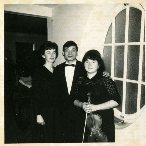 陳澄雄（中）與莫札特音樂團同學合作鋼琴三重奏（1967年，薩爾茲堡）