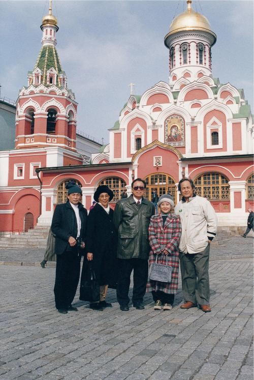 蕭泰然與好友們攝於莫斯科