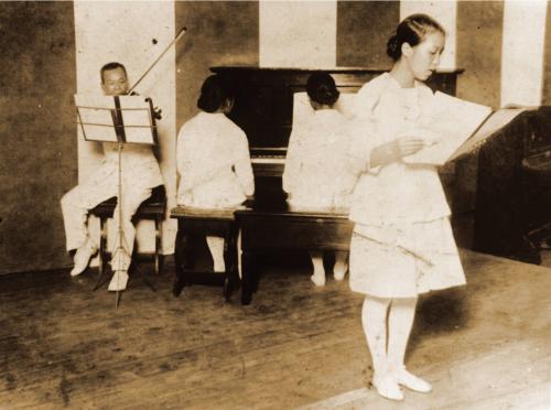 張福興在第一高等女學校創校紀念音樂會中，為該校學生獨唱伴奏