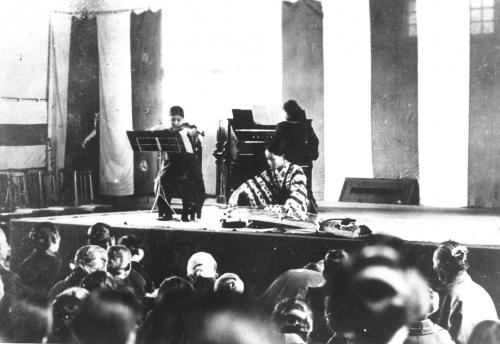 張福興在臺北州立第一高等女學校在創校紀念音樂會中演出三重奏