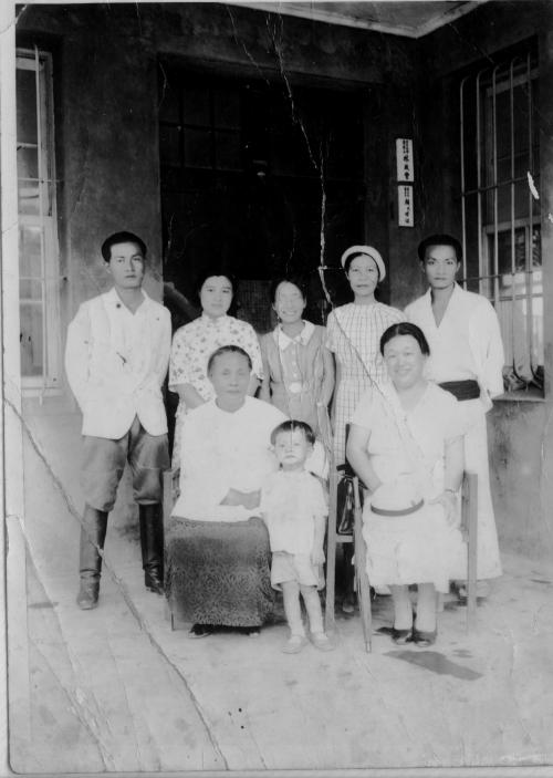 林秋錦與母親及家人