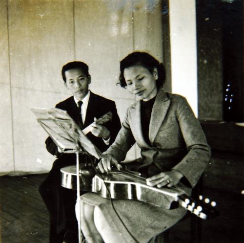 郭子究彈著尤克蕾里琴與妻子的二姐李珠玉（彈著夏威夷吉他）邊彈邊唱