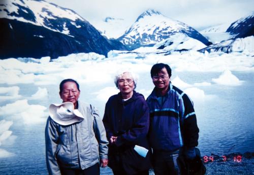 郭子究伉儷遊覽阿拉斯加的冰山湖時，與宗愷一起體驗另類世界的美景