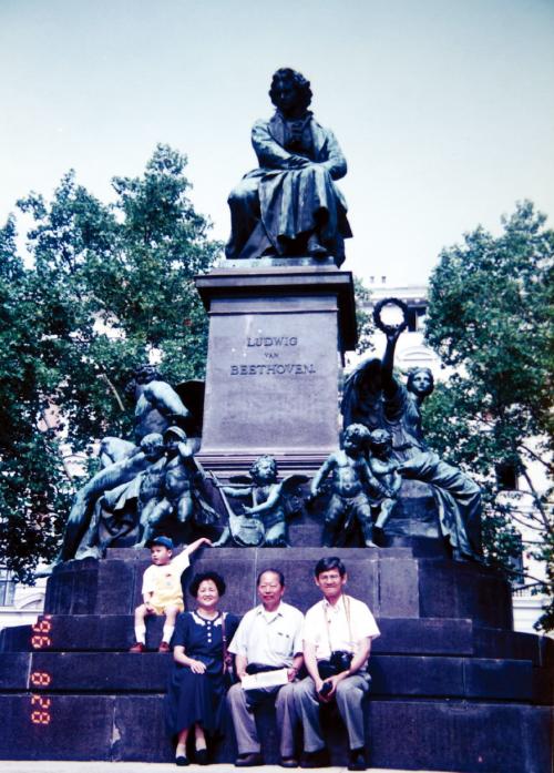 郭子究與黃勝雄夫婦於維也納貝多芬紀念碑前合影