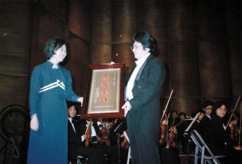 吳漪曼參與陳秋盛指揮市立交響樂團演出