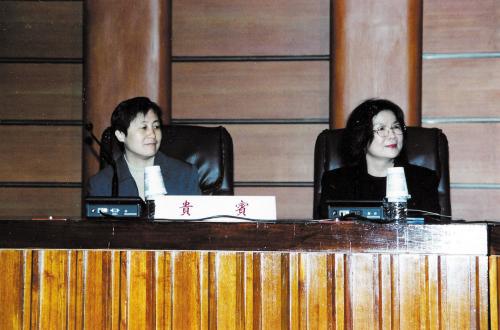蕭滋手稿目錄編輯溫秋菊、李婧慧於國家圖書館參加贈書儀式