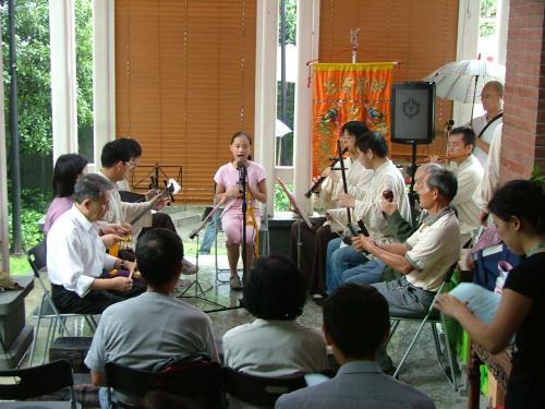 中華絃管研究團於臺北故事館推廣南管活動。圖中綠衣演奏叫鑼者為蔡添木先生。