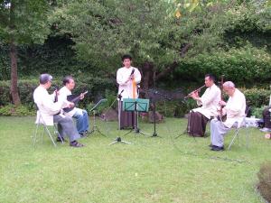 參加中華絃管研究團假日在臺北故事館的推廣演出，右一為蔡添木先生。