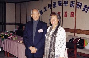 黃友棣與戴金泉夫人合影