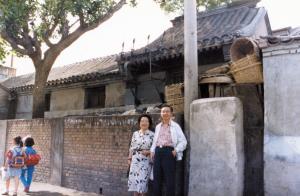 鄧昌國與二姐鄧淑媛於舊宅前留影