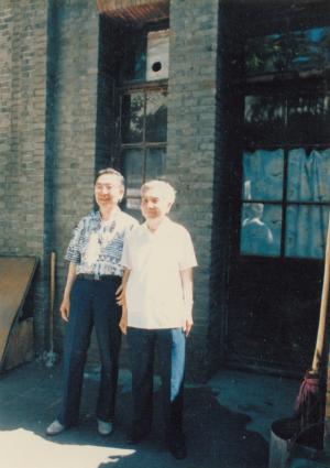 鄧昌國與鋼琴教師老志誠在琴室前留影