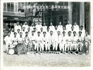 林順賢（最後排右2）與臺中師範管樂隊師生們歡送第二屆畢業生（1949年7月7日）