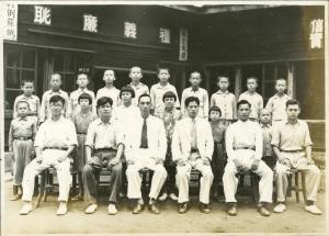 林順賢（第1排左1）與天冷國小（位於中部橫貫公路）師生合影（ca. 1951-1953）