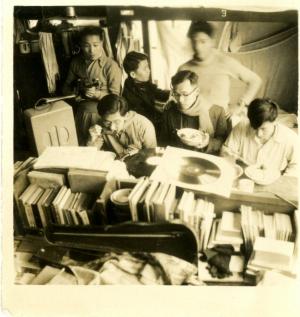 林順賢（右3，使用圍巾）與同學們在省立臺灣師範大學男生宿舍聆賞唱片（1955年）