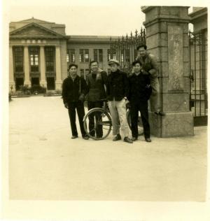 林順賢（左2）與省立臺灣師範大學同學們攝於圖書館前（1955年）