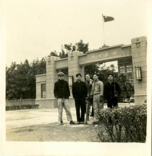 林順賢（中間，右3）與省立臺灣師範大學同學們攝於校門前（1955年）