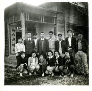 林順賢（後排左2）與大學同學們於大學畢業旅行，攝於谷關八仙林場新山根特所（1957年）