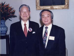 陳澄雄（右）榮獲「傑人獎」，與總統 李登輝合影（1996年，介壽堂）