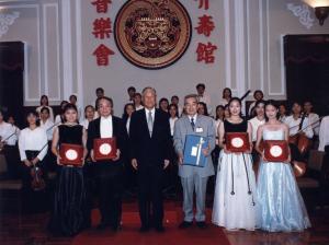 陳澄雄（前排左3）指揮臺灣省青少年交響樂團演出「總統府音樂會」（1999年 9月10日，總統府介壽堂）