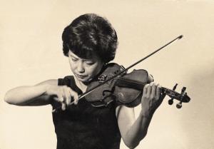 李淑德演奏小提琴的神情