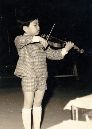 李淑德學生胡乃元小學一年級時的拉琴神態
