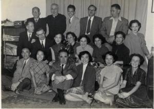 席慕德（一排右三）1953年在香港與啟蒙聲樂老師瓜爾迪（一排左三）以及同學合影