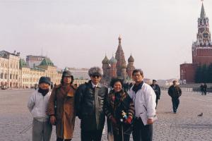 蕭泰然於莫斯科紅場留影與友人合影