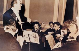 蕭滋指揮美國室內管弦樂團