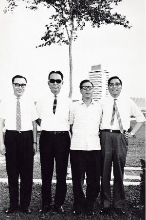 張繼高在中廣公司任職時到吉隆坡出差，和同事在當地國會前留影
