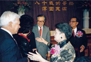 張繼高在文藝界朋友何凡與林海音結婚五十周年慶時擔任總招待