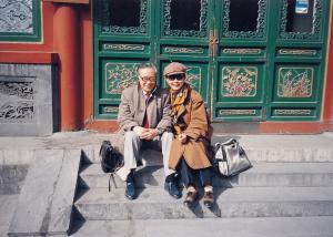 在北京時結識當地年輕聲樂家鄭薪，陪他四處遊賞