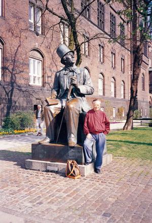 張繼高 在北歐丹麥與安徒生的彫像相依偎