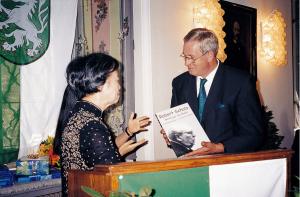 吳漪曼將蕭滋的書贈與史迪爾市市長