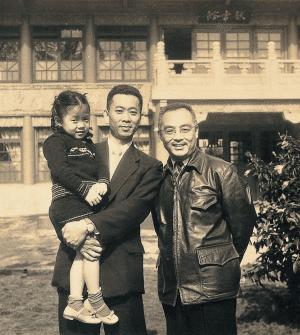 王沛綸與顏廷階父女攝於中央電臺前