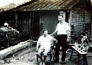 郭子究與母親在屏東老家的改建基地上