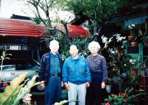鋼琴老師吳天錫牧師（左）來訪，與郭子究夫婦於家前院子合影
