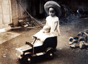 郭子究 次子宗愷與長女淑慈在玩具小汽車上玩耍