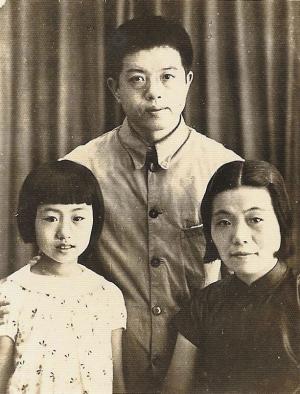 吳漪曼幼時與父母合影