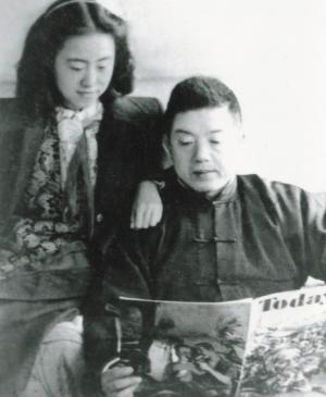 吳漪曼與父親吳伯超共同閱讀書報的情景
