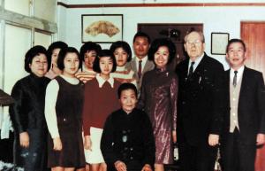 吳漪曼、蕭滋與母親一起和即將出國的資優生合影留念