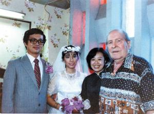 錢善華夫婦結婚時與吳漪曼、蕭滋合影，兩人感謝吳老師的指導與關懷