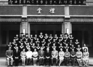 張錦鴻 與國立臺灣師範大學音樂系六二級畢業紀念照
