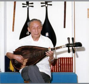 蔡添木先生演奏琵琶。(_1)