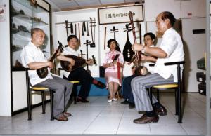 林月香(持拍唱曲者)參加蔡添木 曾任教之中華絃管研究團的演出活動